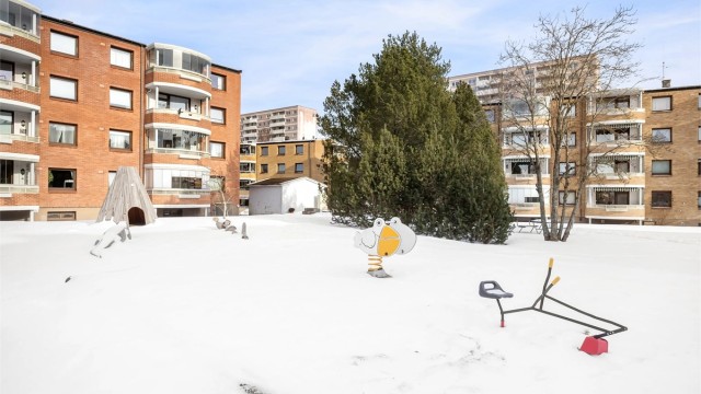 Området er barnevennlig med flere lekeplasser og nærhet til både skoler og barnehager.