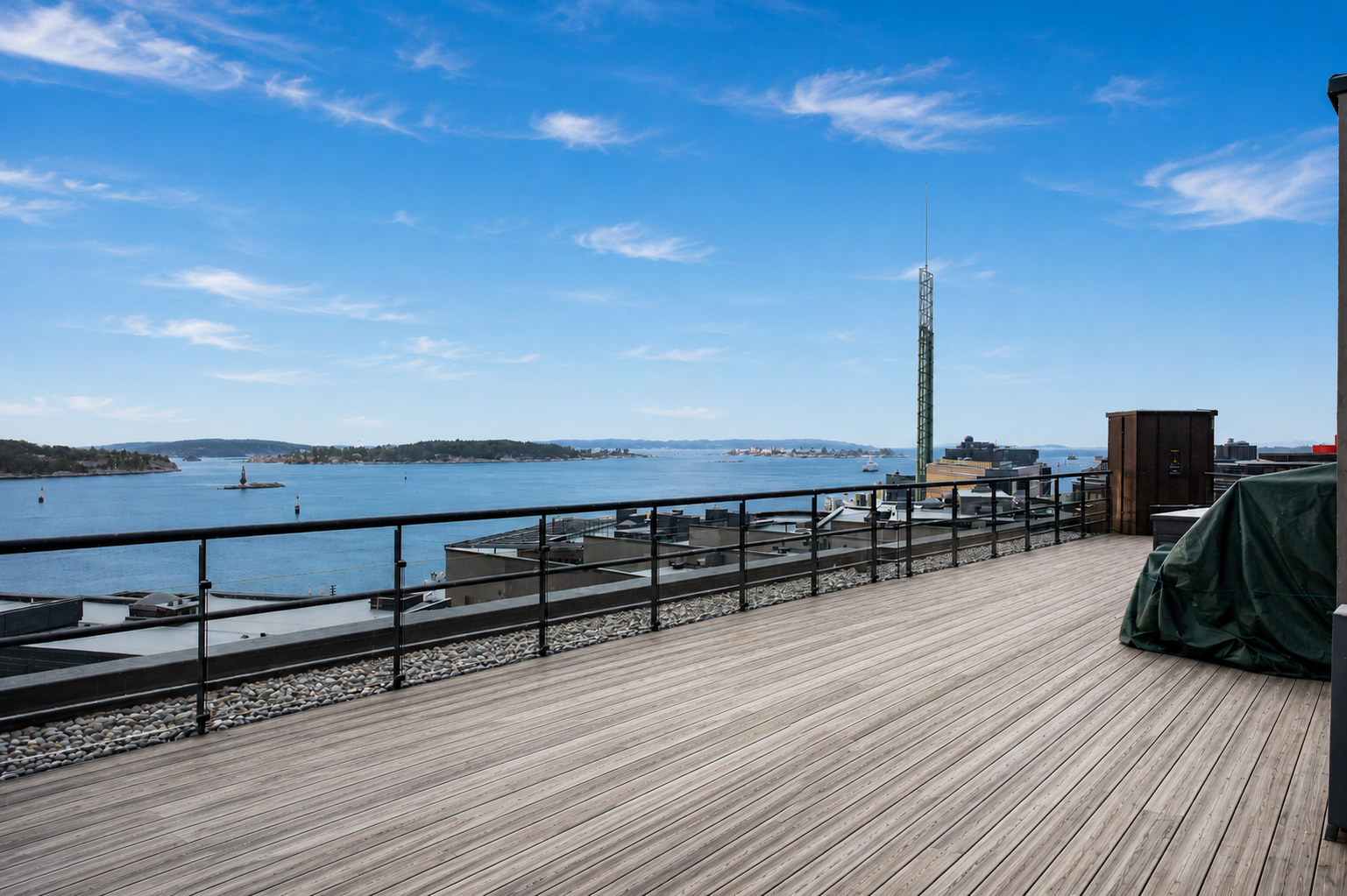 Sameiet har en stor og solrik takterrasse med fantastisk utsikt. Her er det diverse sittegrupper, solsenger mm. 