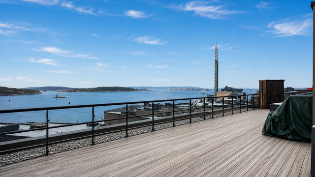 Sameiet har en stor og solrik takterrasse med fantastisk utsikt. Her er det diverse sittegrupper, solsenger mm.