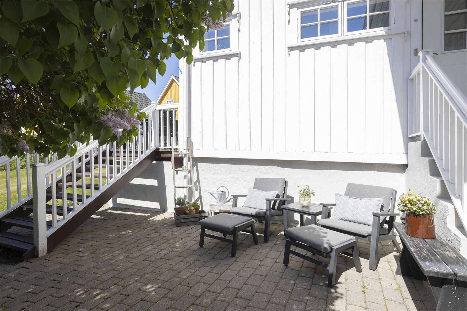  Uteområdet er pent opparbeidet med gårdsplass belagt med belegningsstein, plenarealer og diverse beplantning. Tomten har gode solforhold og flere skjermede uteplasser.