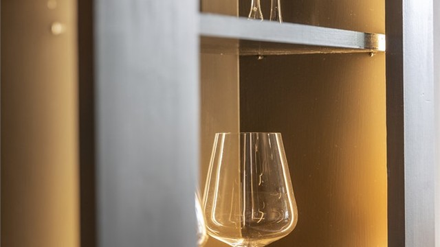 En fin detalj for utstilling av glass og servise.