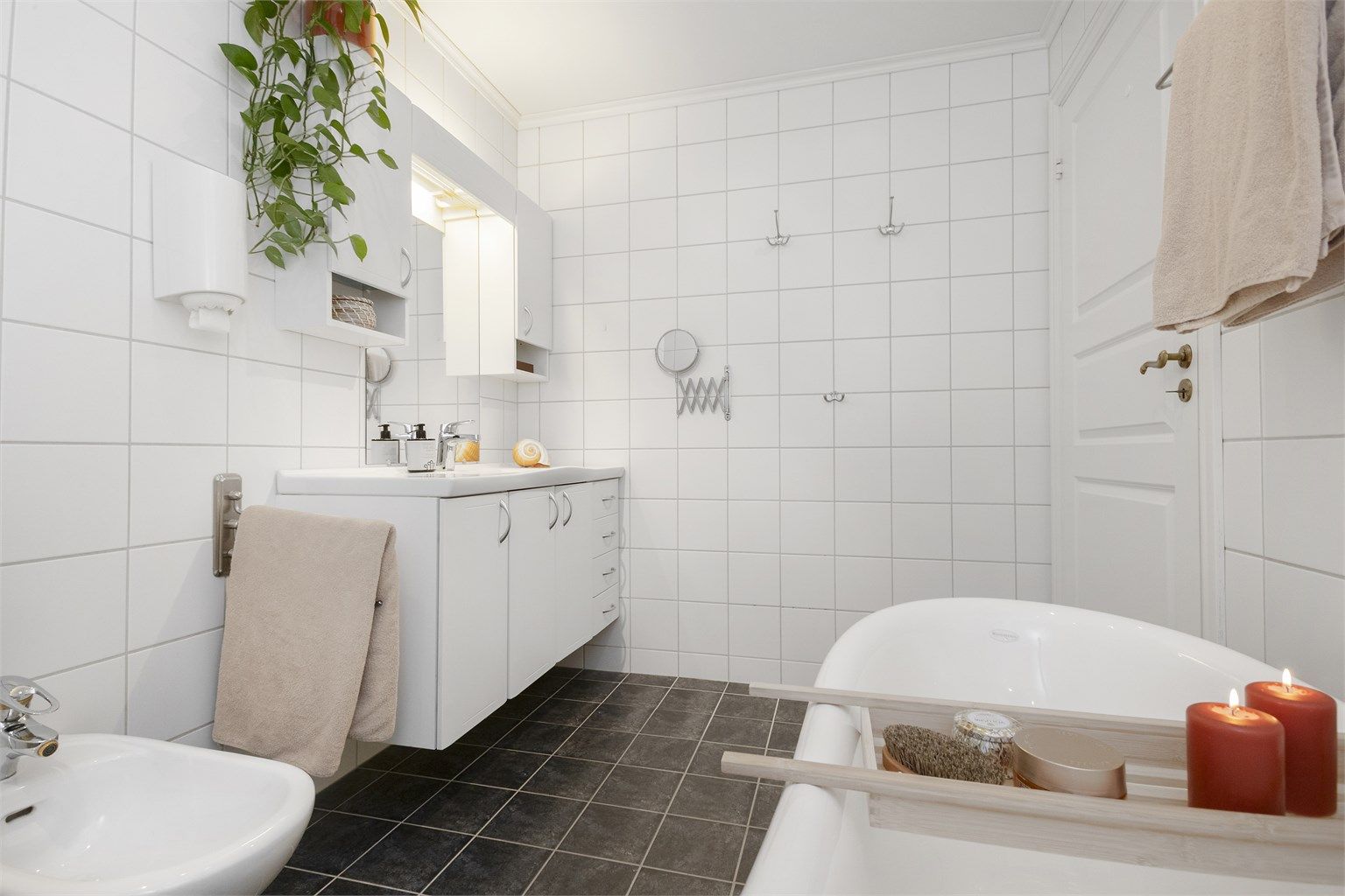 Servantskap med god skuffeplass og innfelt belysning i himling.
