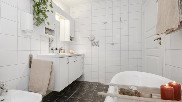 Servantskap med god skuffeplass og innfelt belysning i himling.
