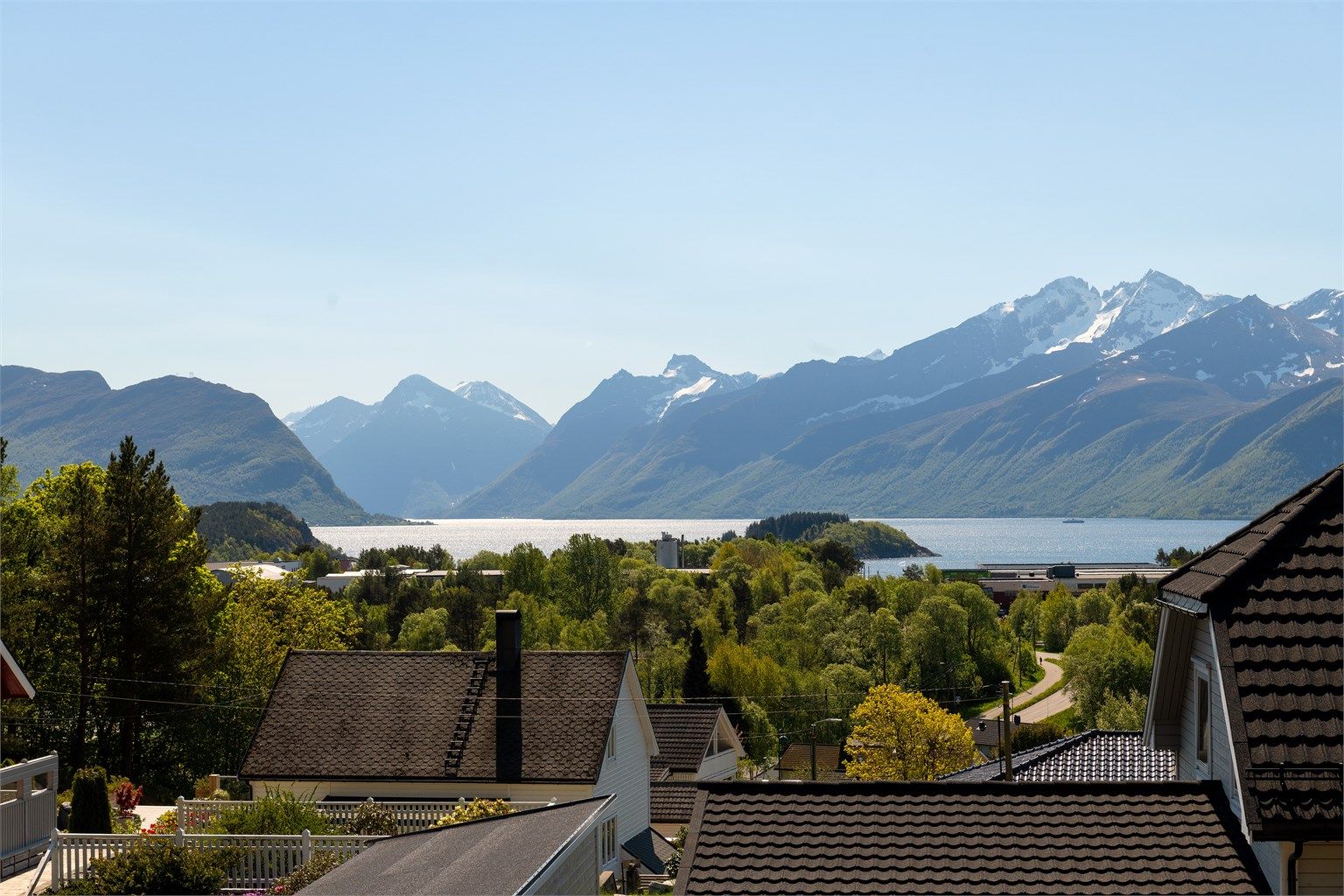 Flott sydvendt utsikt mot fjord og fjell 