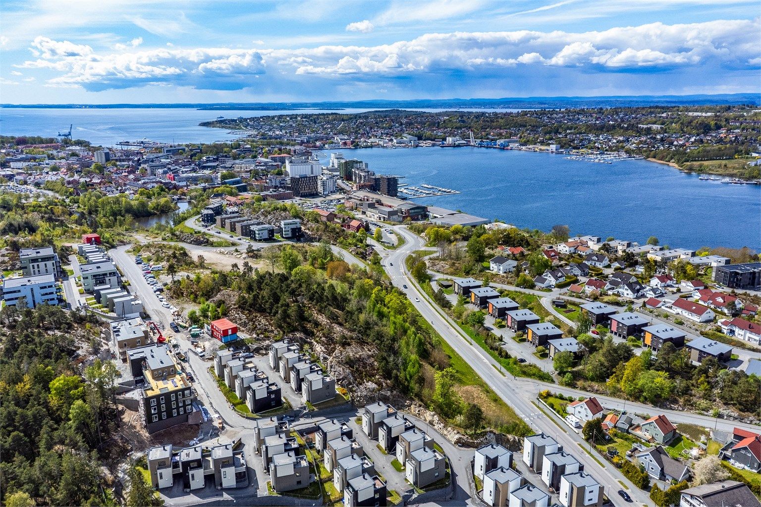 Kort vei til Verket med restauranter, hotell, båthavn og strand