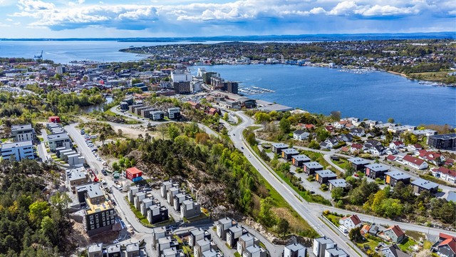 Kort vei til Verket med restauranter, hotell, båthavn og strand