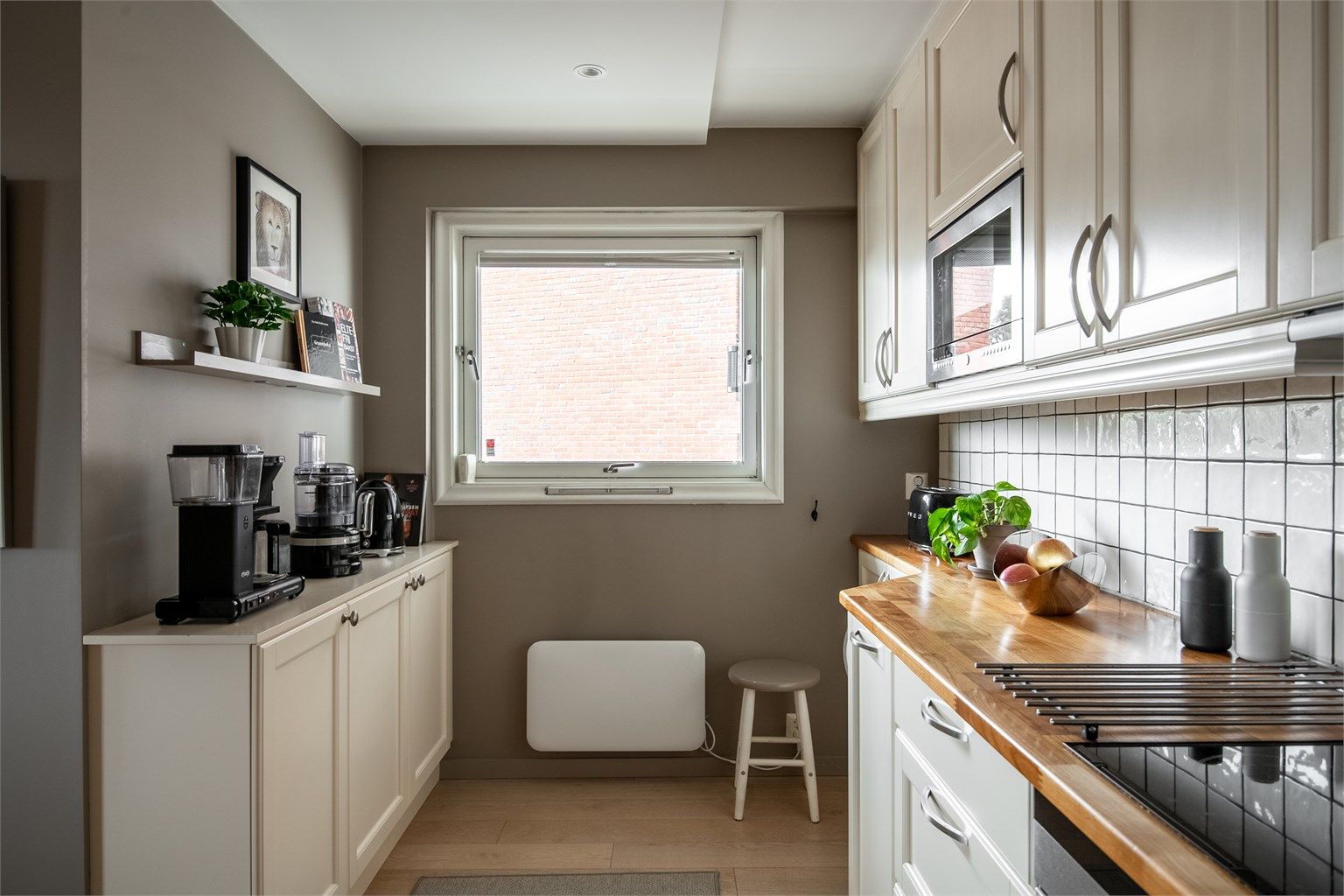 En praktisk krok gir ekstra arbeidsflate og oppbevaring, og alle hvitevarer medfølger.