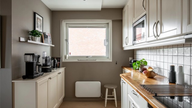 En praktisk krok gir ekstra arbeidsflate og oppbevaring, og alle hvitevarer medfølger.