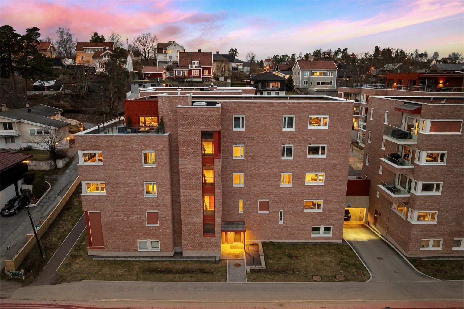 Nærområdet har mye å by på for små og store. Her bor du med korte avstander til Stabekk, Bekkestua og Fornebu/ Oksenøya med shoppingsenter, turstier, friområder og flotte strender