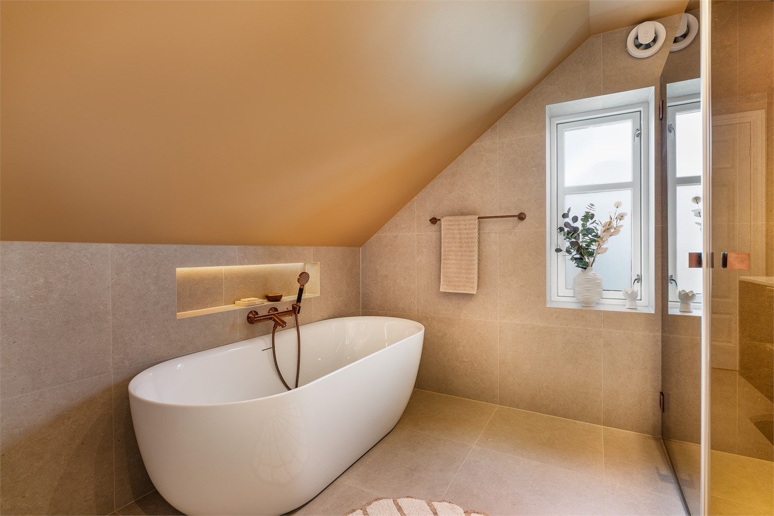 Med både badekar og dusjhjørne byr badet i andre etasje på valgfrihet.