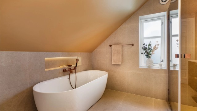 Med både badekar og dusjhjørne byr badet i andre etasje på valgfrihet.