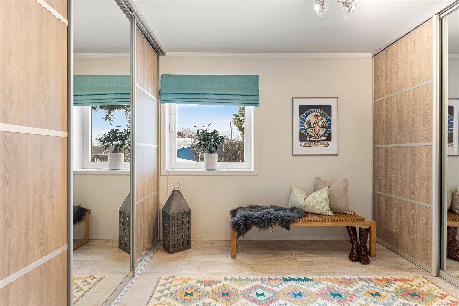 Garderoben i underetasjen har 60x60 fliser med både elektriske varmekabler og vannbåren varme.