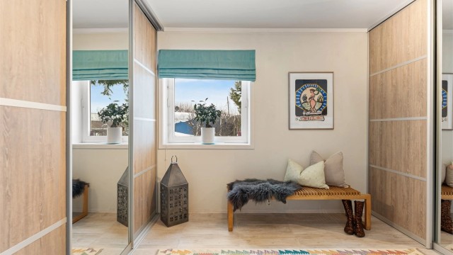 Garderoben i underetasjen har 60x60 fliser med både elektriske varmekabler og vannbåren varme.