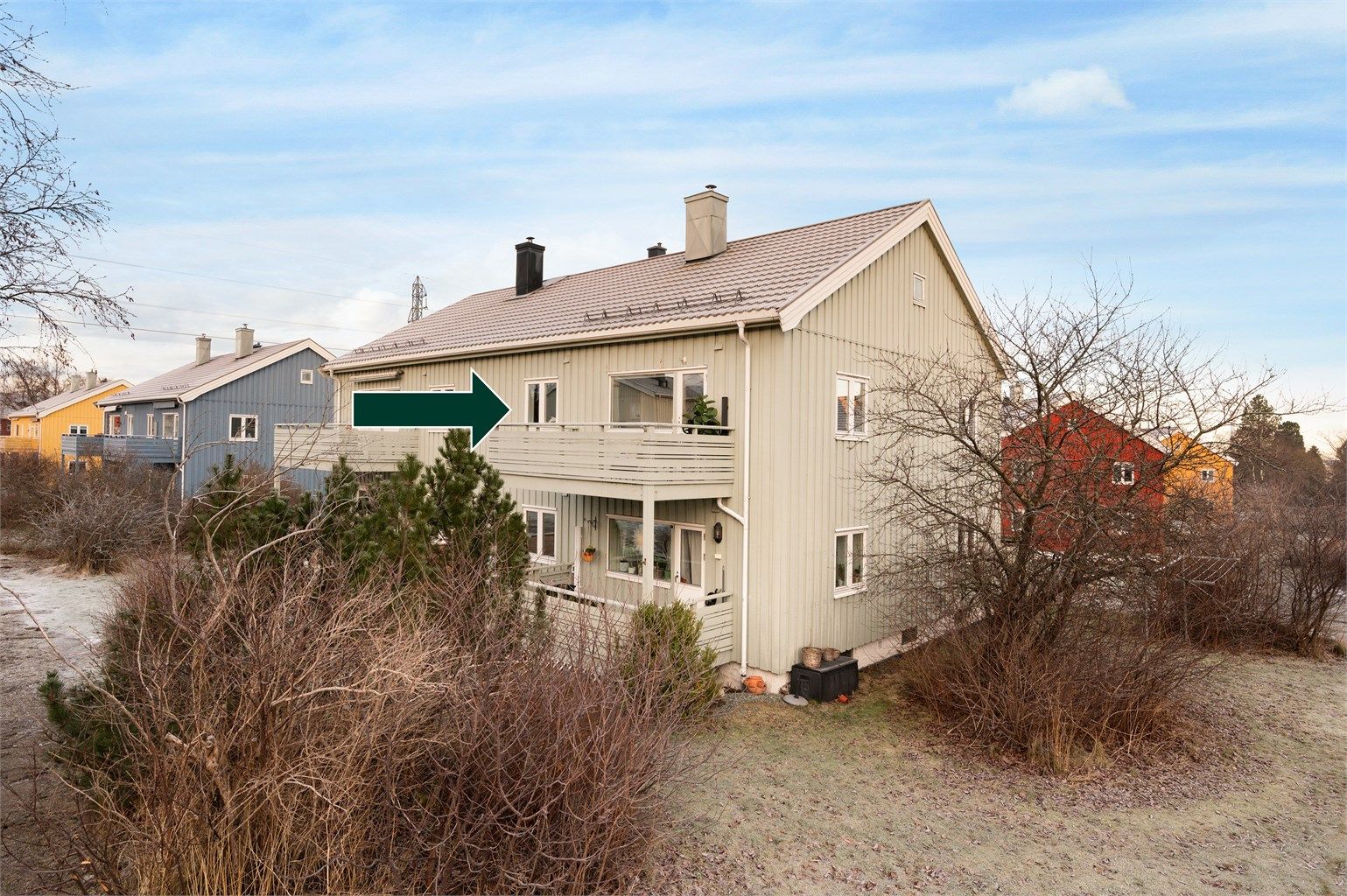 Leiligheten disponerer oppstilte plasser i enden av gaten som er reservert beboere og gjester. En perfekt leilighet for deg som ønsker en moderne, lettstelt og sentralt beliggende bolig med alt du trenger rett i nærheten! 