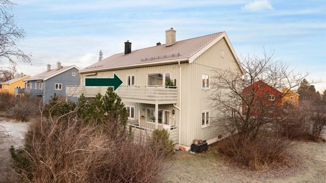Leiligheten disponerer oppstilte plasser i enden av gaten som er reservert beboere og gjester. En perfekt leilighet for deg som ønsker en moderne, lettstelt og sentralt beliggende bolig med alt du trenger rett i nærheten!