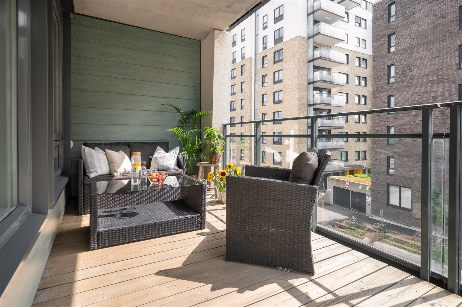 Sydvestvendt balkong på 8 kvm – sol fra ca. kl. 12 til 19 og god plass til utemøbler.