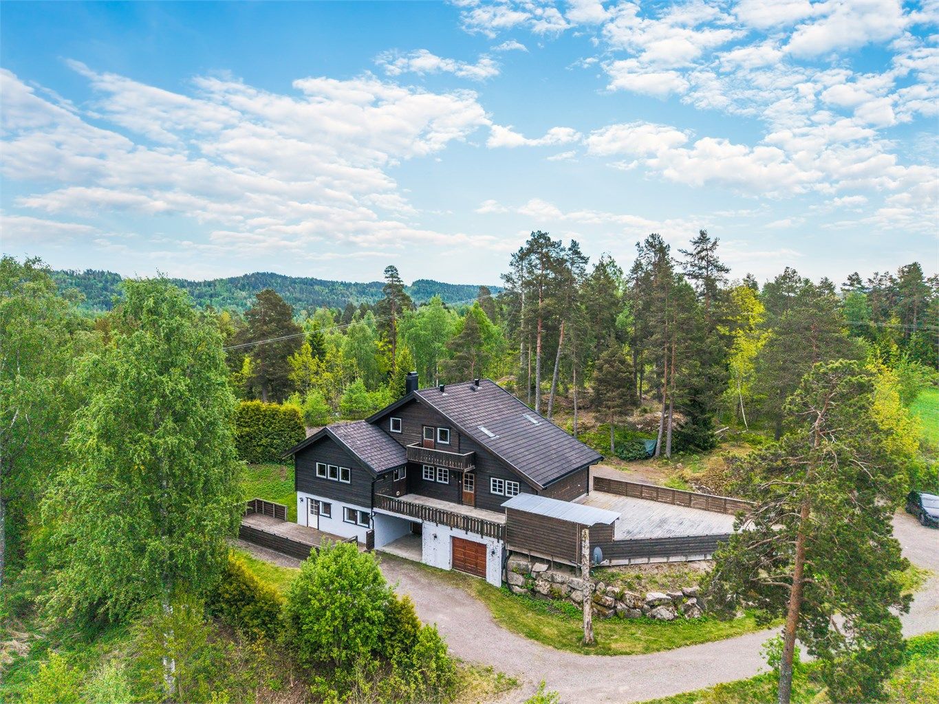En romslig og innholdsrik enebolig med utleiedel og landlig beliggenhet. Eneboligen går over 2 plan med tilhørende underetasje med separat leilighet og integrert garasje.