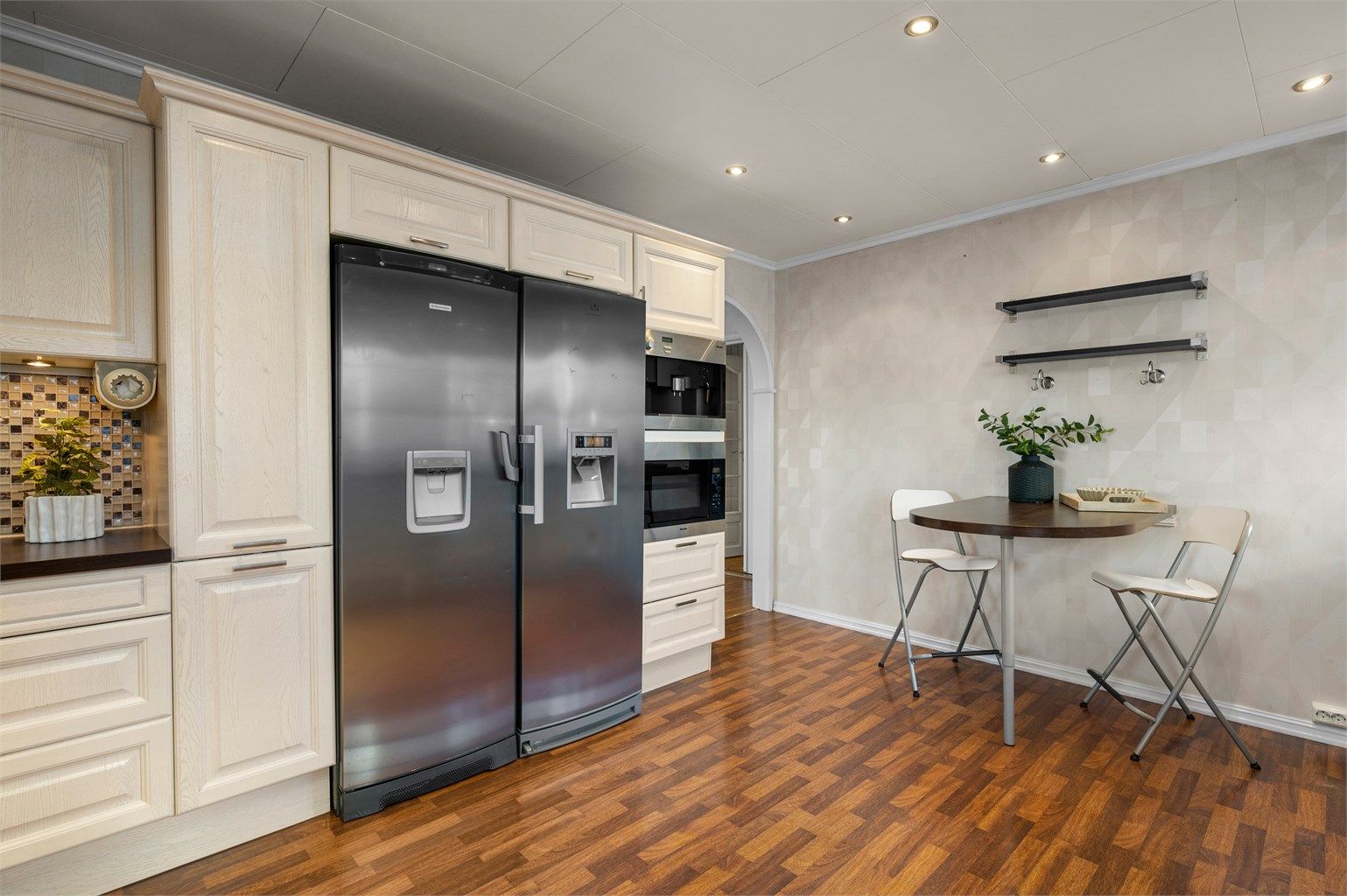 Kjøkkenet har god plass til spisegruppe og rikelig med skap- og benkeplass å boltre seg på! 