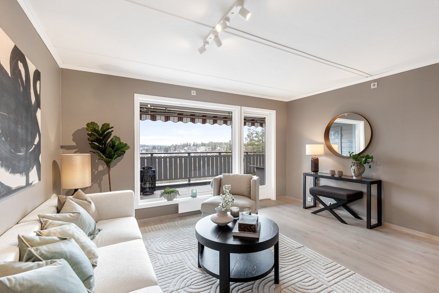 Robin Lauritzen v/ Eiendomsmegler Krogsveen har gleden av å presentere Nesåsveien 4!