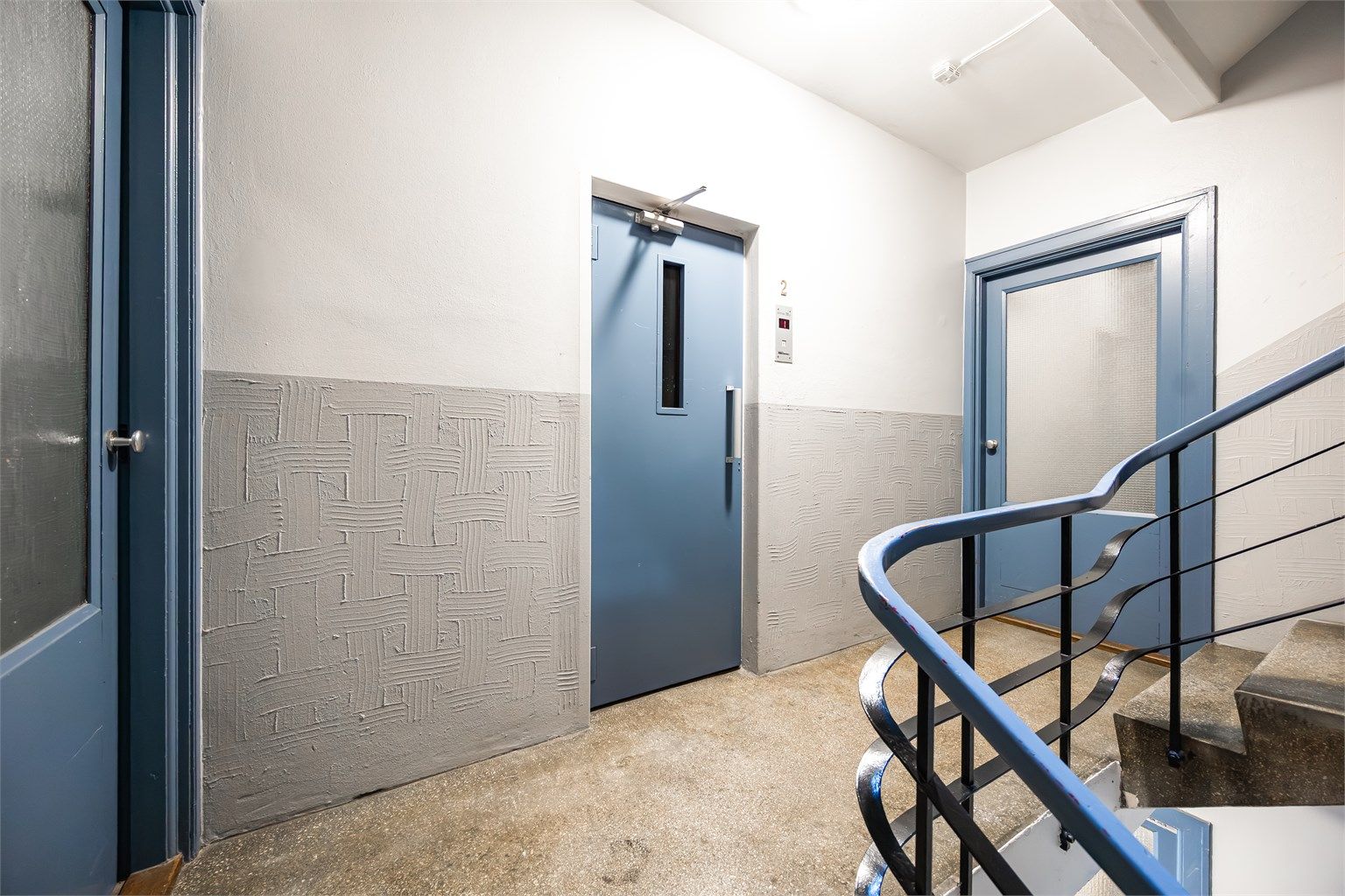 Adkomst til leiligheten via felles trappeoppgang med dørcalling og heis.