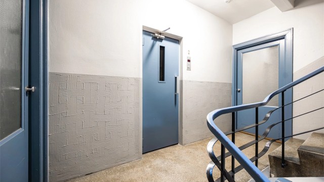 Adkomst til leiligheten via felles trappeoppgang med dørcalling og heis.