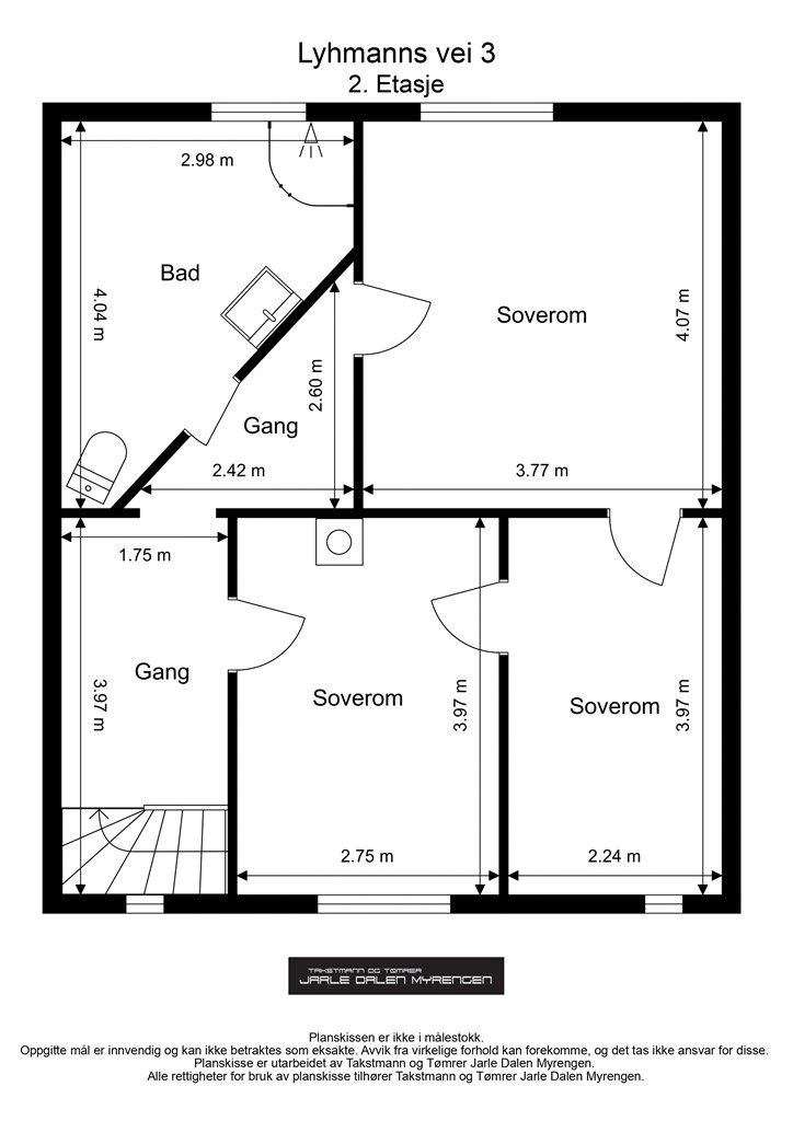 Andre etasje er innredet med tre soverom, bad og gang