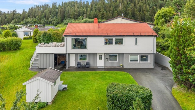Eiendommen ligger i et rolig og familievennlig boligområde i attraktive Olderdalen på Ranheim. I nærområdet finnes blant annet dagligvarebutikk, barnehager, skole og bussholdeplasser.
