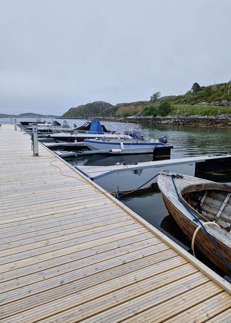 Det medfølger plass i Nordbotn marina ut året, og det er gode muligheter for å forlenge denne avtalen. Bilder fra marinaen er hentet fra hjemmesiden til Nordbotn marina.