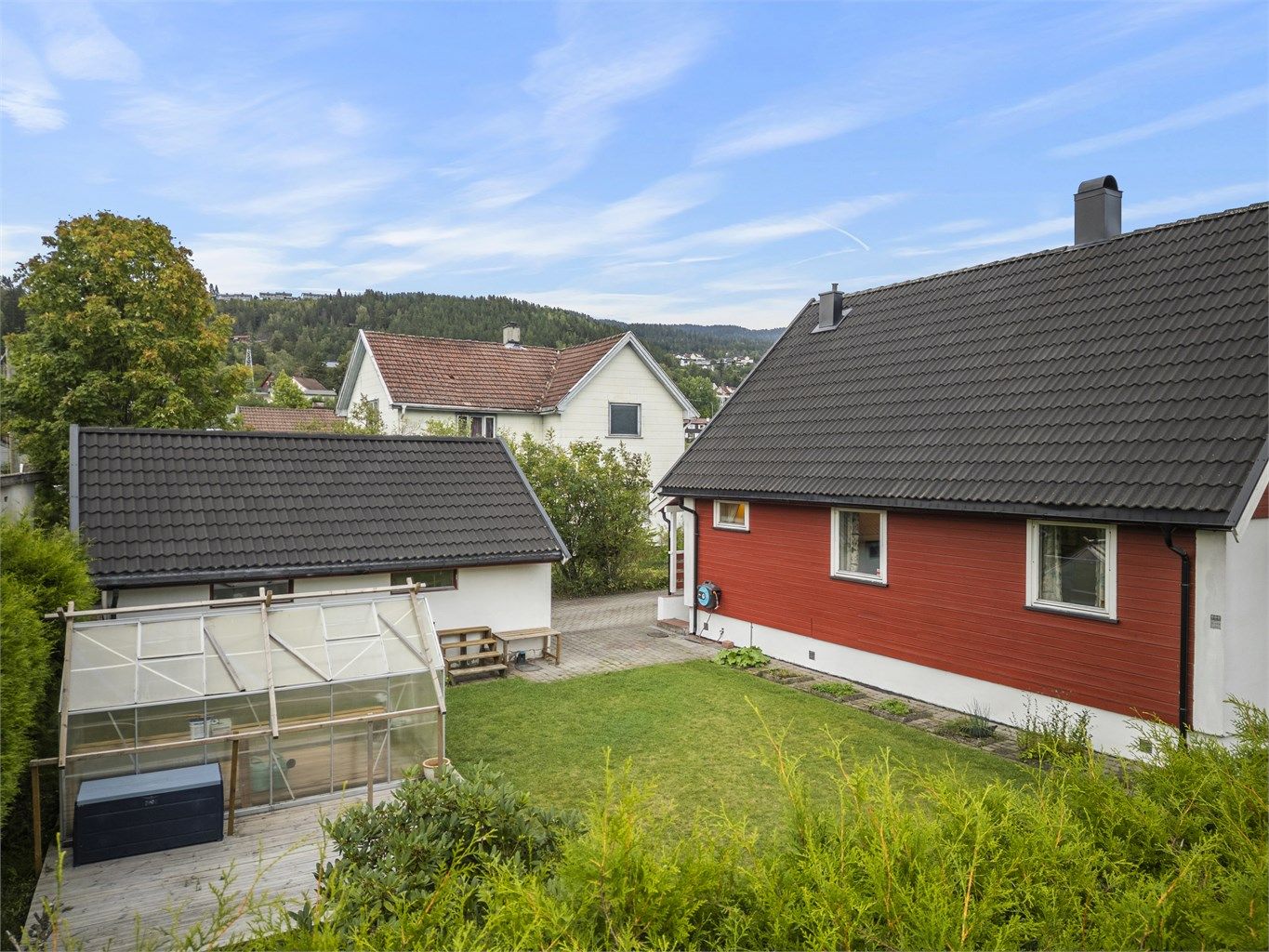 Eiendommen er beliggende sentralt til i Krokstadelva