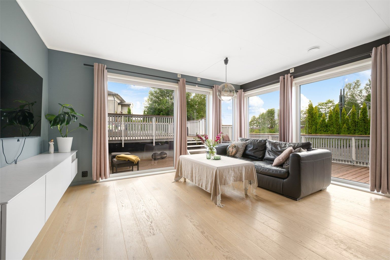 Store vinduer i stue gir mye naturlig lys. Fra stuen har man adkomst til boligens terrasse