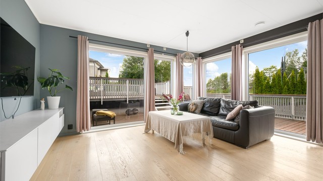 Store vinduer i stue gir mye naturlig lys. Fra stuen har man adkomst til boligens terrasse