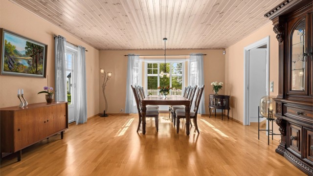 Store vindusflater gir rikelig med dagslys til stue og spisestue.