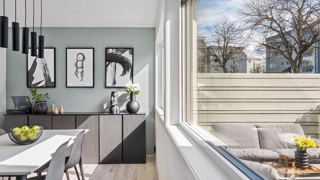 Fin bolig med utvendig terrasse .