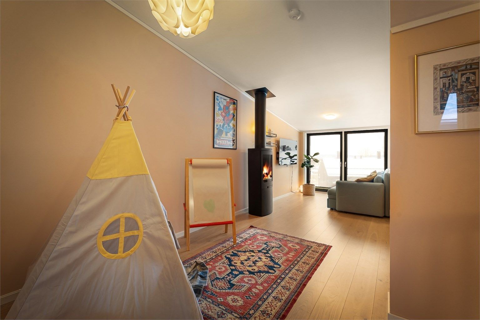 I øverste etasje finner du en praktisk TV-stue/loftstue og ett soverom