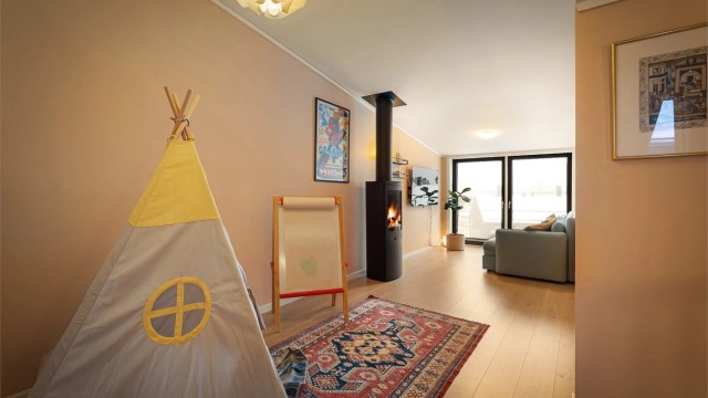 I øverste etasje finner du en praktisk TV-stue/loftstue og ett soverom