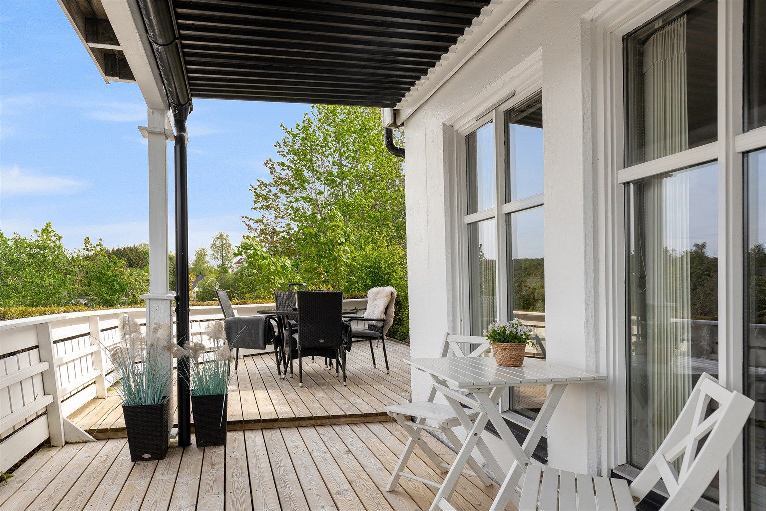 Leiligheten har en stor markterrasse på 35 kvm med meget gode solforhold