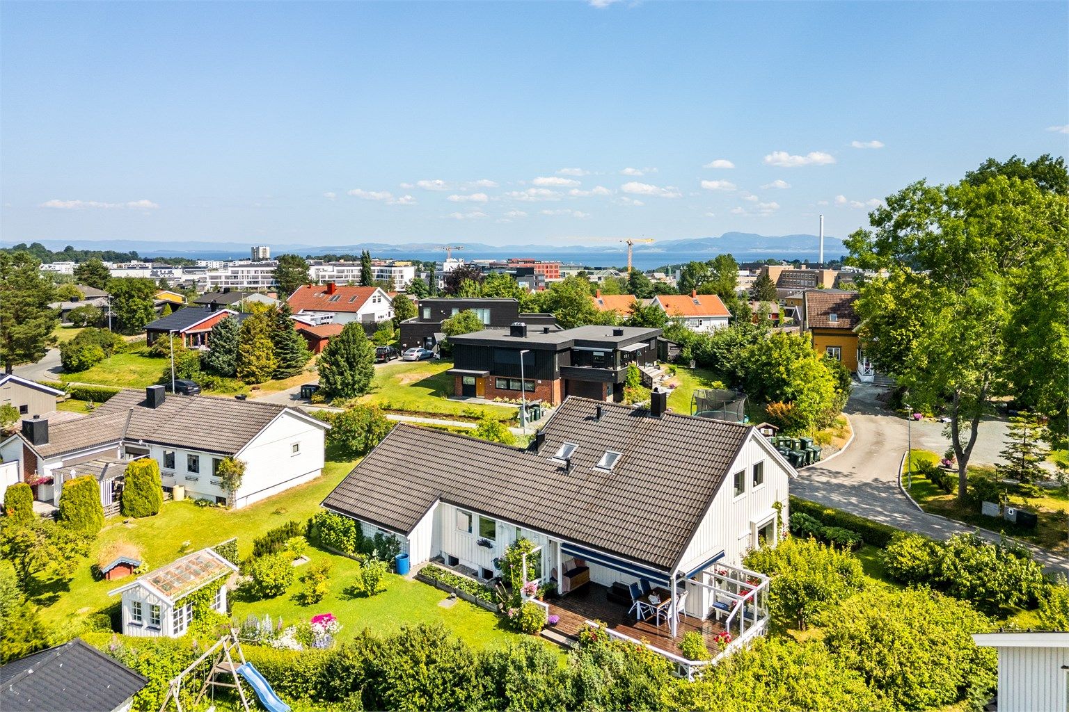 Området har svært gode kollektivforbindelser, med gangavstand til holdeplasser i Bromstadvegen og enkel adkomst til både buss og tog fra Leangen stasjon. Dette gir rask og effektiv kommunikasjon til Trondheim sentrum, øvrige bydeler og Værnes.