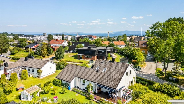 Området har svært gode kollektivforbindelser, med gangavstand til holdeplasser i Bromstadvegen og enkel adkomst til både buss og tog fra Leangen stasjon. Dette gir rask og effektiv kommunikasjon til Trondheim sentrum, øvrige bydeler og Værnes.