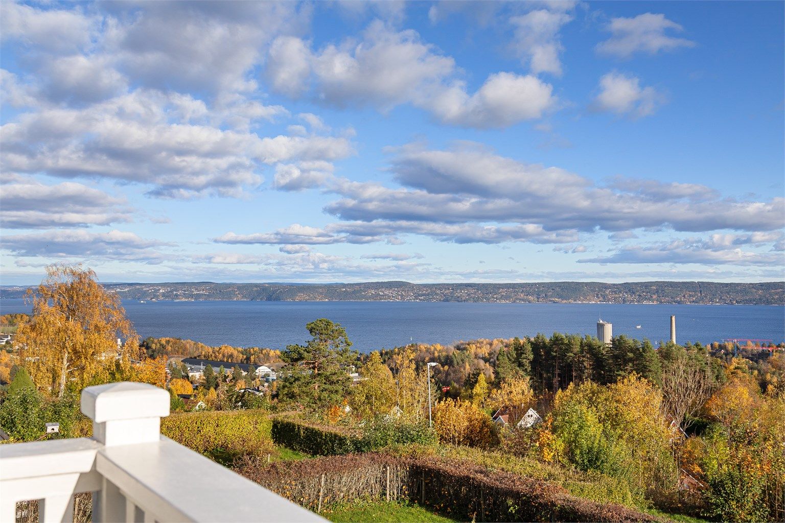 Her kan man nyte en vidstrakt fjordutsikt med en kaffekopp om morningen