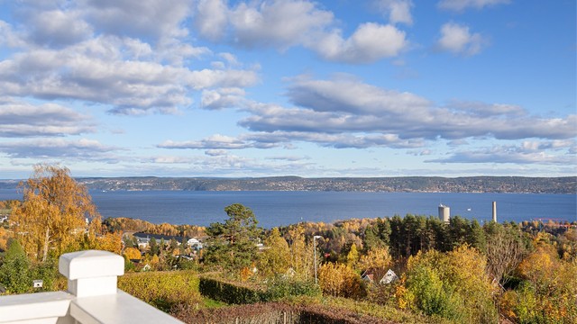Her kan man nyte en vidstrakt fjordutsikt med en kaffekopp om morningen