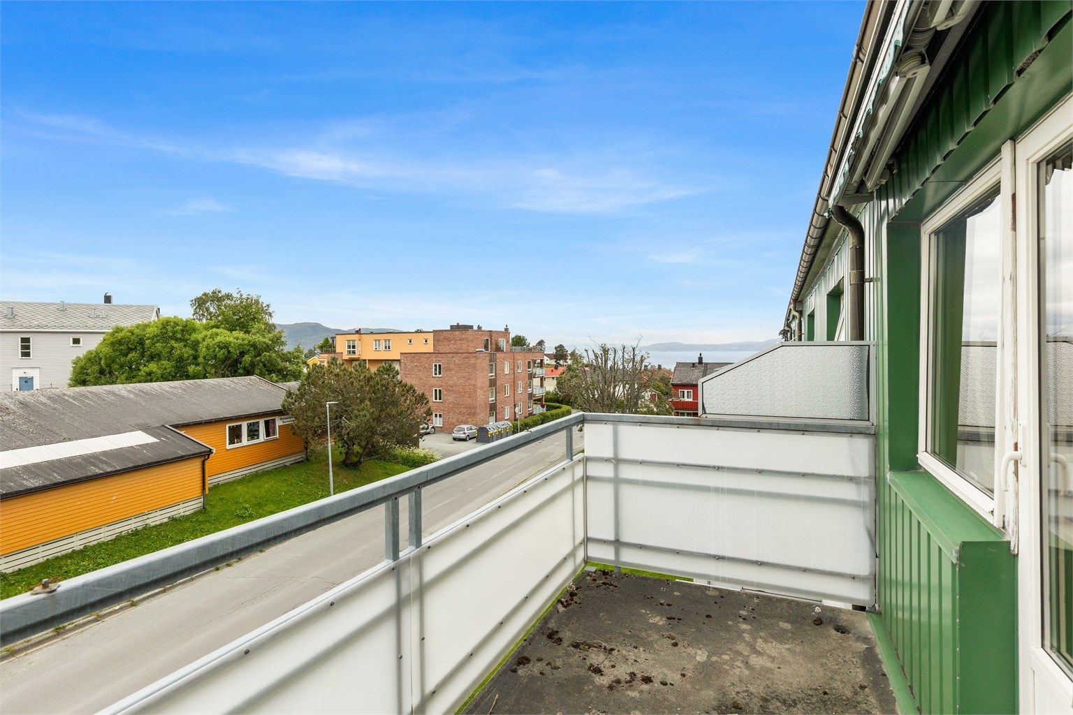 Balkong med plass til utemøbler. Selger opplyser om sol fra ca. kl. 11:00 til sen kveld på sommerstid.