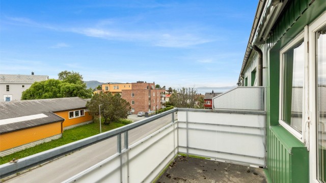 Balkong med plass til utemøbler. Selger opplyser om sol fra ca. kl. 11:00 til sen kveld på sommerstid.