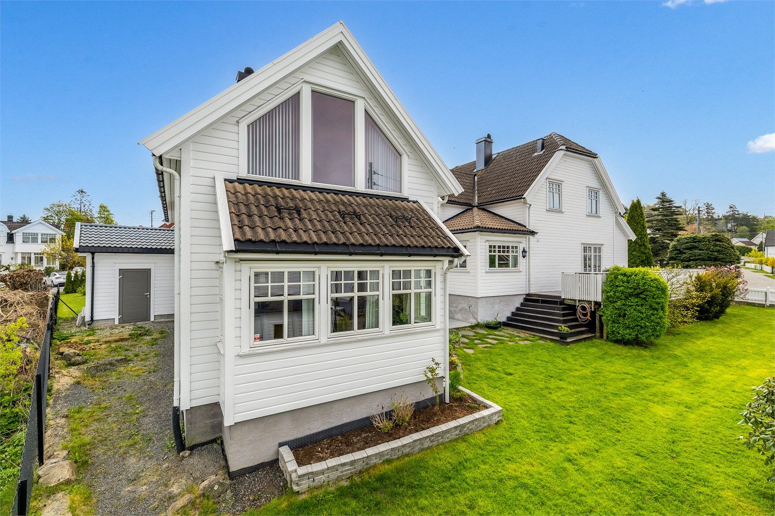 Høyåsveien 12 har en ettertraktet beliggenhet på Preståsen – et veletablert og sjarmerende boligområde med eldre villaer og et svært barnevennlig miljø.