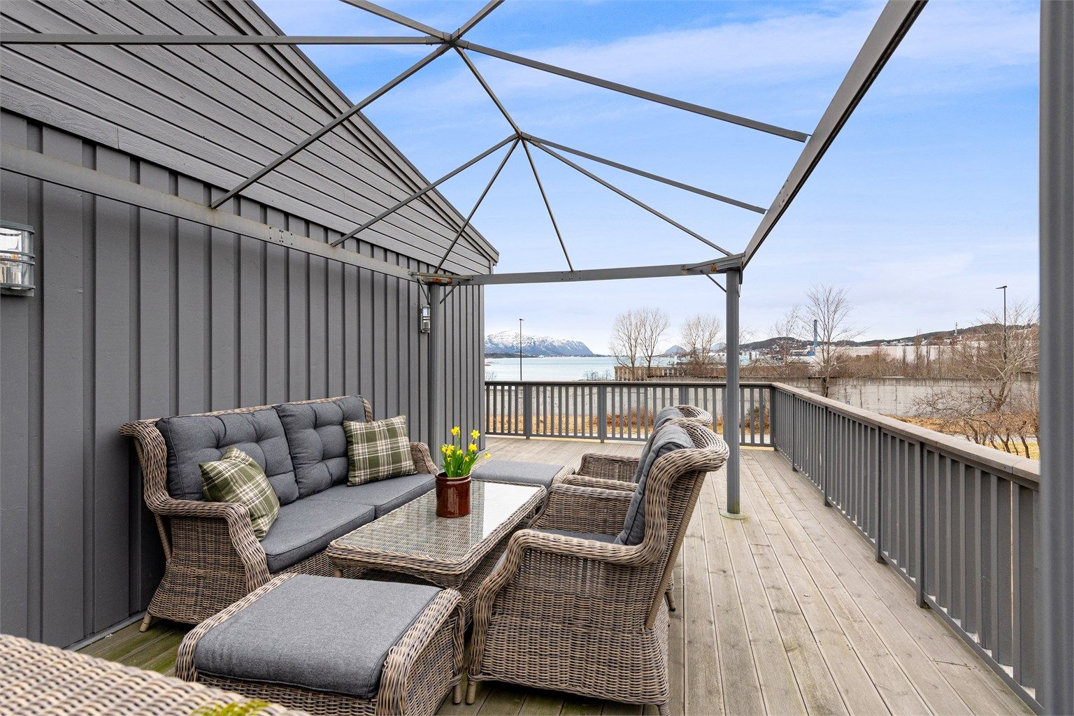 Terrassen har flott utsikt og god plass til sittegruppe