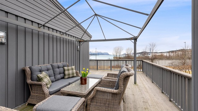 Terrassen har flott utsikt og god plass til sittegruppe