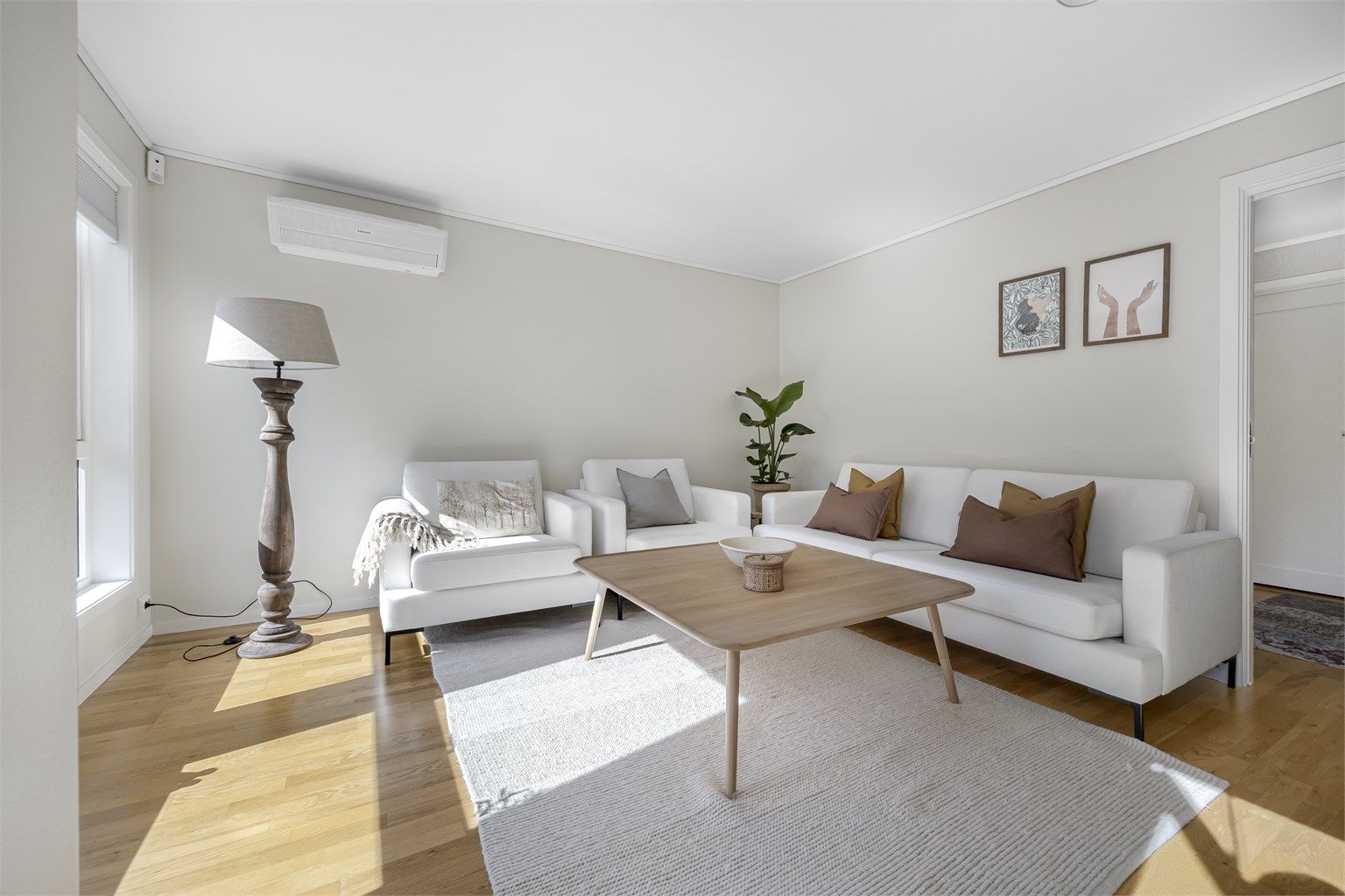 En luft-til-luft varmepumpe, installert i 2021, sørger for effektiv oppvarming og kjøling.