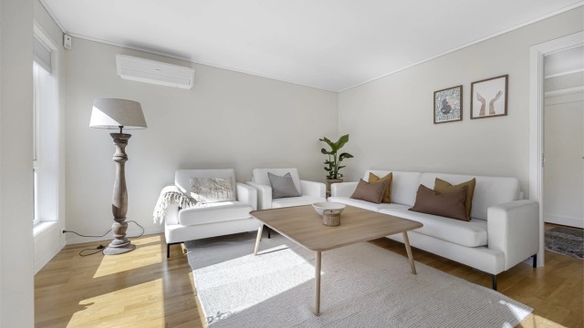 En luft-til-luft varmepumpe, installert i 2021, sørger for effektiv oppvarming og kjøling.