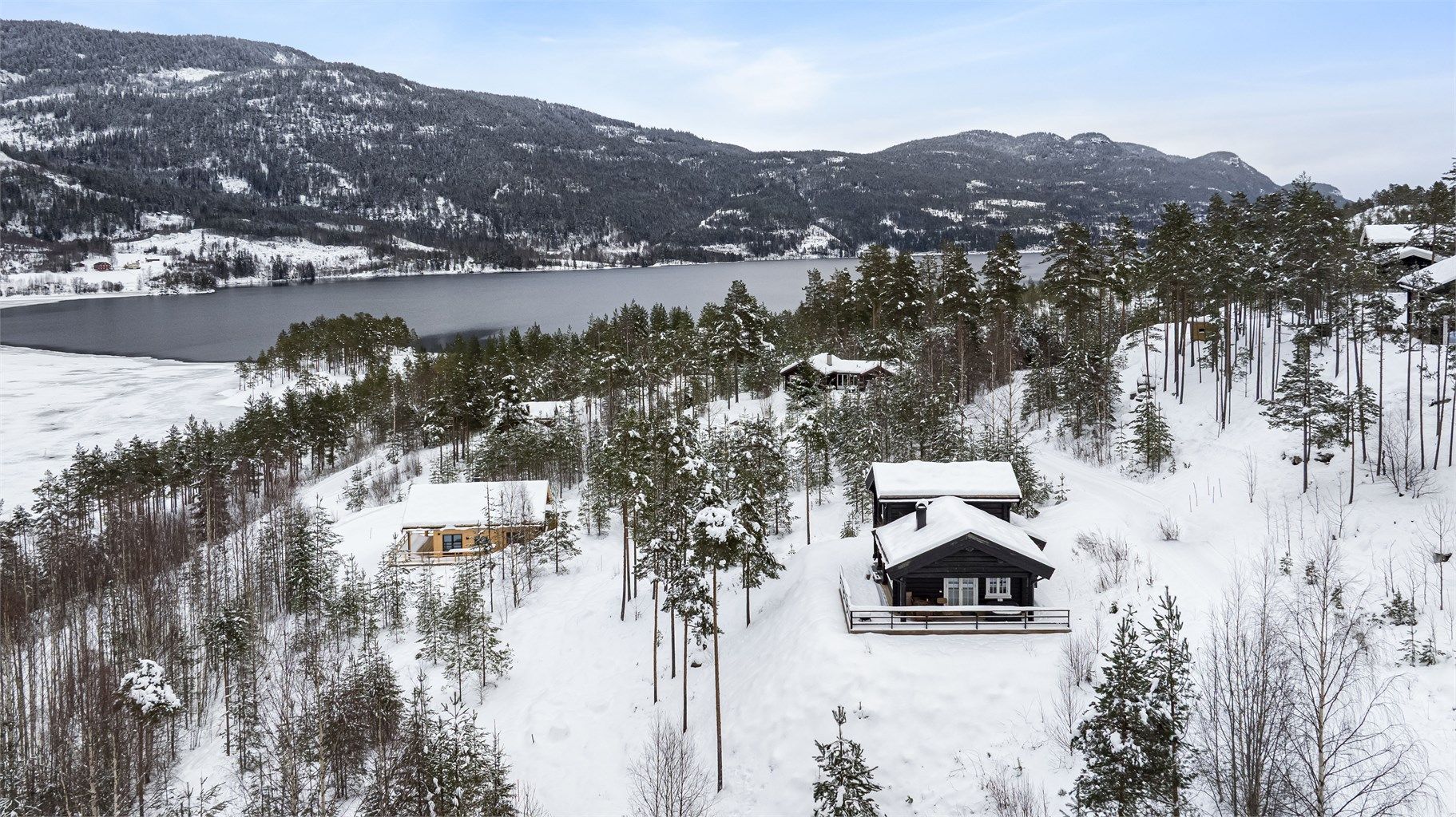 Hytten ligger nydelig til i rolige omgivelser og med flott utsikt