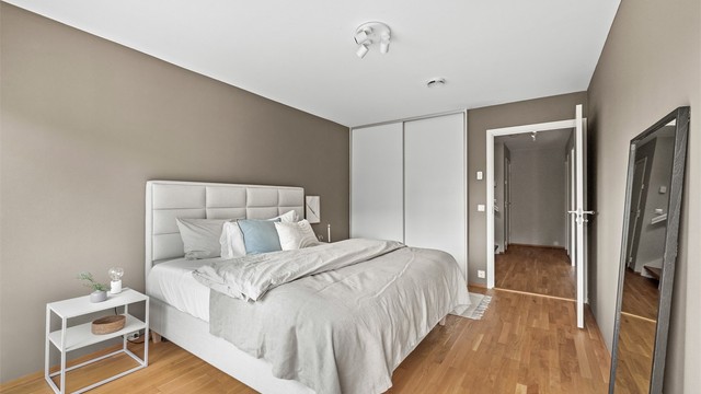 Skyvedørsgarderobe gir effektiv og ryddig oppbevaring.