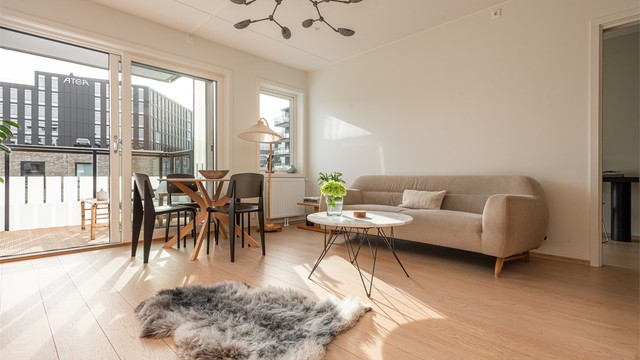 Gjennomgående parkett gir et lunt og helhetlig uttrykk i oppholdsrommet.